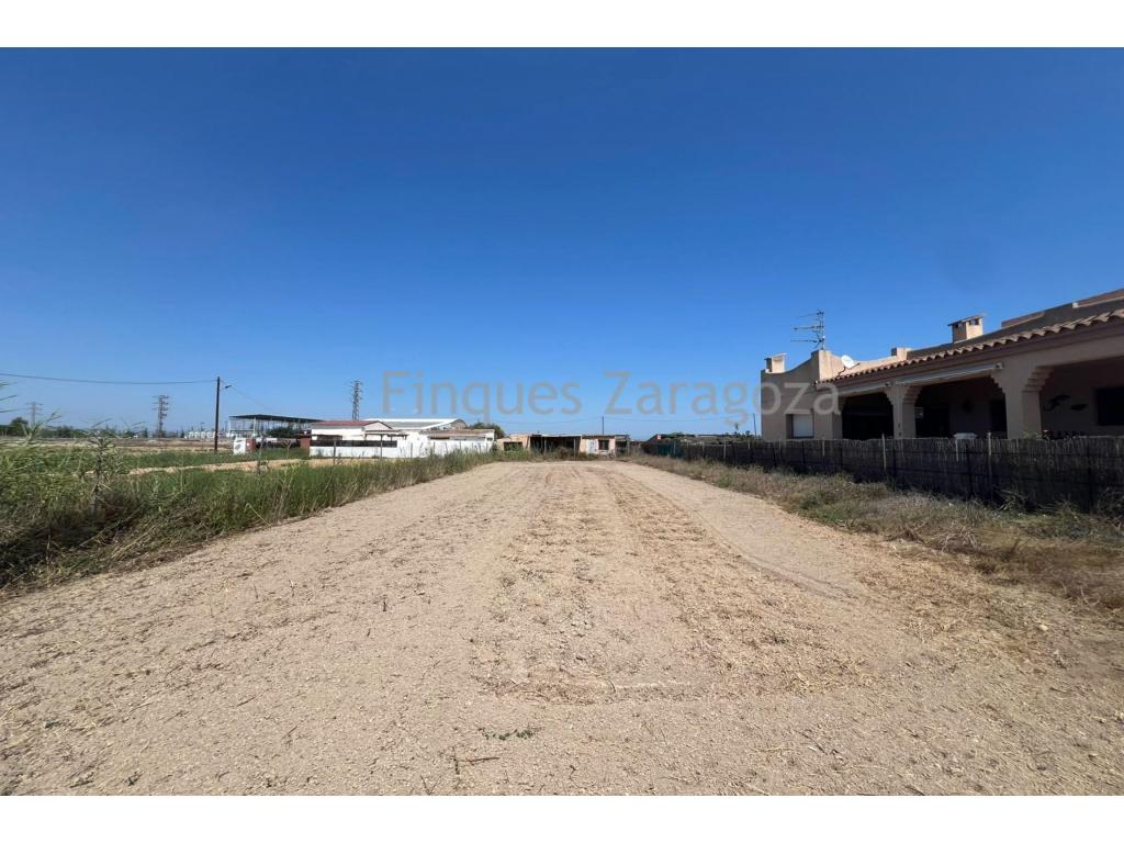 Es posa a la venda un solar edificable de 670 m² a Deltebre.La parcel·la té una façana aproximada de 14,50 m i una fondària d'uns 46 m.* El preu indicat no inclou les despeses ni els tributs derivats de la transmissió, com ara els honoraris notarials, registrals i de gestoria, així com els impostos que siguin aplicables (Impost sobre Transmissions Patrimonials, Impost sobre el Valor Afegit o Actes Jurídics Documentats), que seran íntegrament a càrrec de la part adquirent, d'acord amb la legislació vigent.Els honoraris d'intermediació immobiliària estan inclosos en el preu de venda indicat.Per consultar el règim fiscal aplicable, es recomana accedir al web de l'Agència Tributària de Catalunya: https://atc.gencat.cat/ca/tributsLa informació continguda en aquest anunci és merament informativa i orientativa, i en cap cas constitueix una oferta vinculant ni un contracte. Finques Zaragoza Immobiliaria Delta de l’Ebre, S.L. es reserva el dret de modificar, actualitzar o rectificar el contingut d'aquest anunci en qualsevol moment i sense necessitat de previ avís.